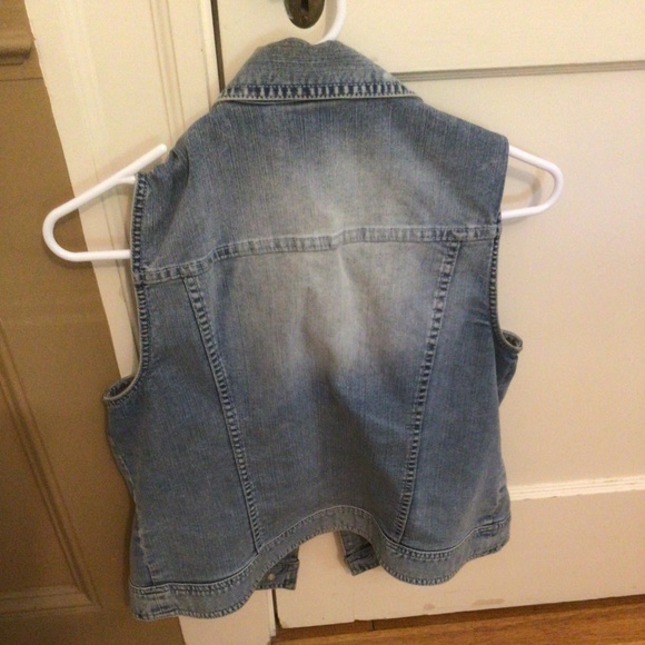 Chicos Light wash embellished denim vest in size 0 EUC - Picture 3 of 8